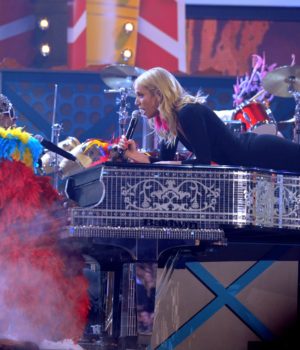 Cee Lo and Gwyneth Paltrow singing at the grammy awards show
