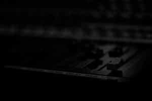 A black and white photo of an electronic keyboard.